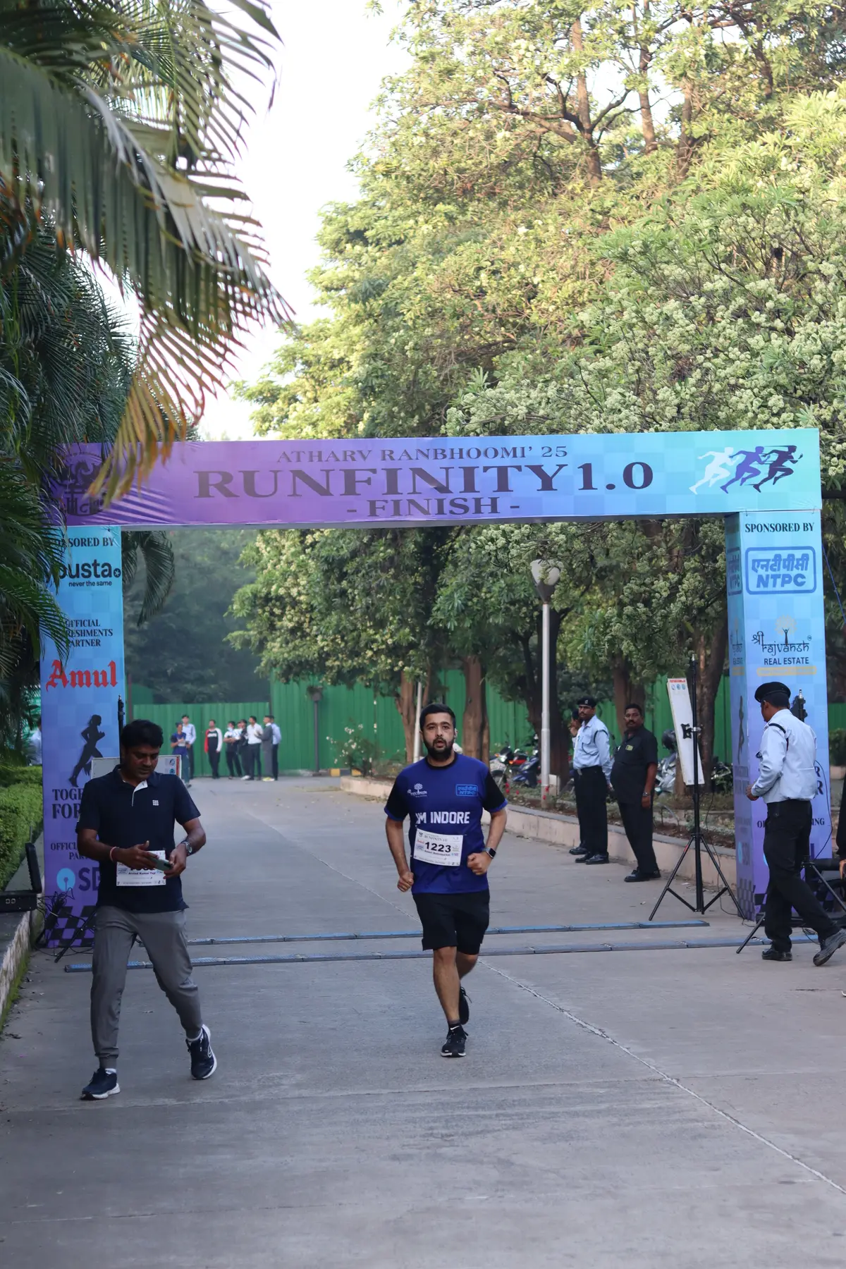 A runner coming down the home straight through the Runfinity 1.0 finish arch