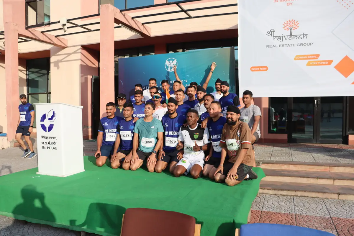 The whole Runfinity 1.0 crew posing by the stage after the race